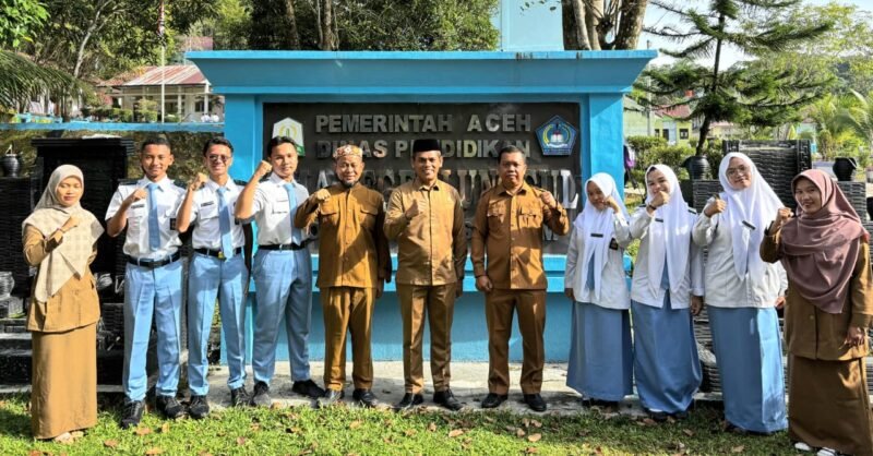 Kacabdisdik Wilayah Kota Subulussalam, Antoni Berampu didampingi Kepala SMAN Unggul Subukussalam, Syahri Ramadhan Pohan bersama guru pembimbing foto bersama dengan enam orang siswa yang mewakili Aceh di ajang FIKSI tingkat nasional. Foto: Dok. Disdik Aceh