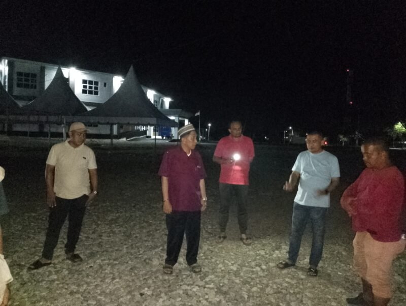 Bupati Pidie Jaya ( kaos merah ) sedang mendengan penjelasan dari Dinas PU terkait Progres pekerja arena MTQ, Sabtu Malam ( 25/10/2025). Foto:Dok/Muhammad Rissan