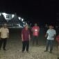 Bupati Pidie Jaya ( kaos merah ) sedang mendengan penjelasan dari Dinas PU terkait Progres pekerja arena MTQ, Sabtu Malam ( 25/10/2025). Foto:Dok/Muhammad Rissan 