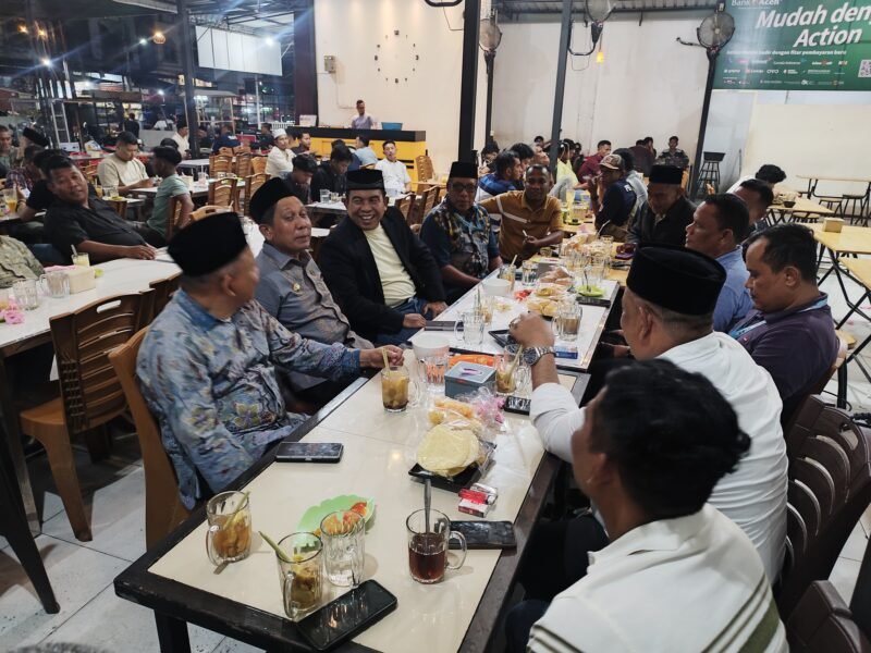 Suasana Cair! Bupati Pidie Jaya Ngopi Bareng Bupati Simeulue dan Tokoh Aceh di Tengah Riuh MTQ ke-37, HW Kopi, Meureudu (2/11/2025). Foto:Dok/Humas Prokopim Pidie Jaya