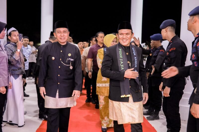 Bupati Pidie Jaya Tgk. H. Syibral Malasyi, MA. S. Sos., ME jalan bersama Wakil Gubernur Aceh Fadhlullah, SE dalam Cara penutupan MTQ Aceh Ke 37, Di Kabupaten Pidie Jaya, Komplek Perkantoran Cot Trieng Pidie Jaya. Jum'at, (7/11/2025). Foto:Dok/Humas Prokopim