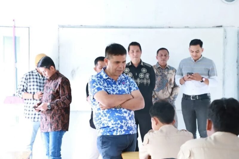 Plt. Kepala Dinas Pendidikan Aceh, Murthalamudin saat berkunjung ke beberapa sekolah di Aceh Tengah. Foto: Dok. Disdik Aceh
