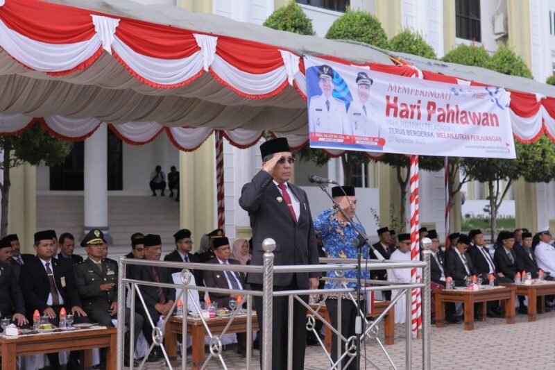 Bupati Pidie Jaya Tgk. H. Syibral Malasyi MA. S. Sos., ME, Pimpin upacara Peringatan Hari Pahlawan, Halaman Kanto Bupati Cot Trieng, Meureudu, Senin (10/11/2025). Foto:Dok/ Humas Prokopim