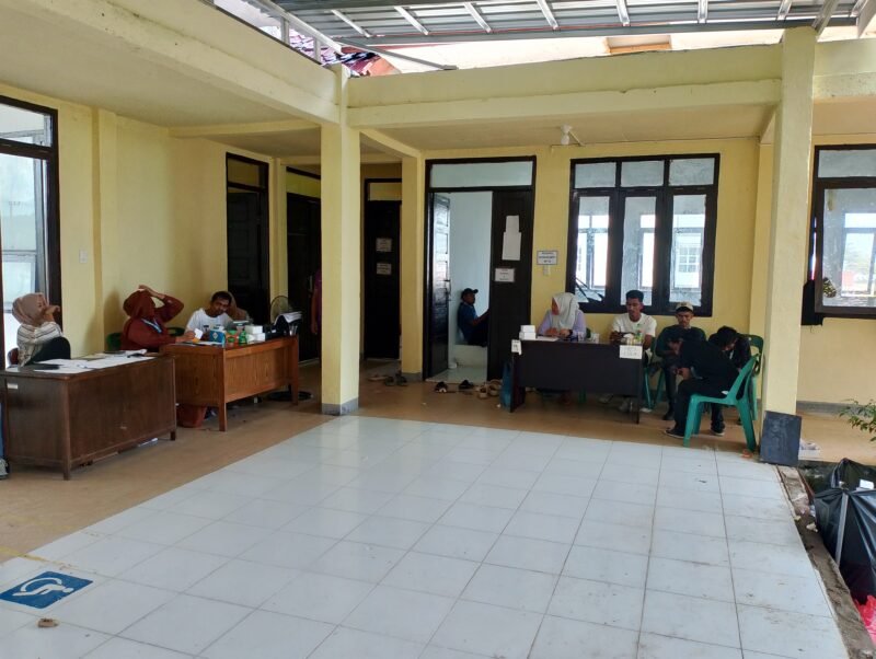 Panitia Konsumsi MTQ Aceh Ke 37 sedang istirahat di sela sela kesibukan, Gedung bekas Kantor Pengadilan Negeri Pidie Jaya, Komplek Cot Trieng. Minggu (2/11/2025). Foto:Dok/Muhammad Rissan