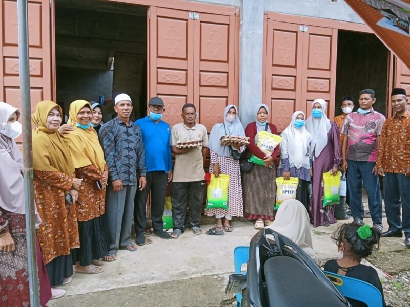 Dokumentasi DPD AGPAII Pidie Jaya dalam kegiatan pemberian Bantuan kepada Ratusan Guru PAI Kabupaten Pidie Jaya Terdampak Banjir, Ulim (20/12/2025). Foto:Dok/ Humas AGPAII Pidie Jaya
