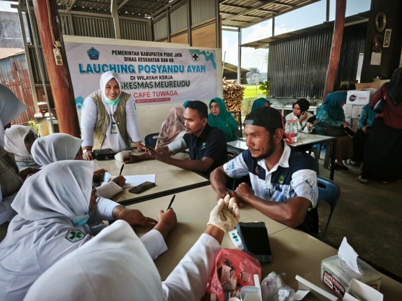 Tim Medis Pukesmas Meureudu, memberikan layanan kesehatan kepada pengunjung Tuwaga Kupi dalam kegiatan Launching Posyandu Ayah, Meureudu, (26/1/2026). Foto: Dok/Muhammad Rissan
