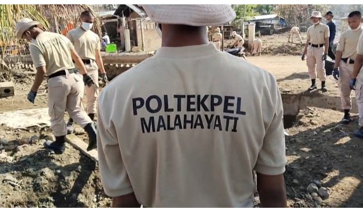 Taruna Poltekpel Malahayati melakukan bakti sosial membersihkan sisa banjir lumpur bandang, Blang Cut. Meurah Dua. Pidie Jaya. (29/1/2016).Foto:Dok/Humas Poltekpel Malahayati 