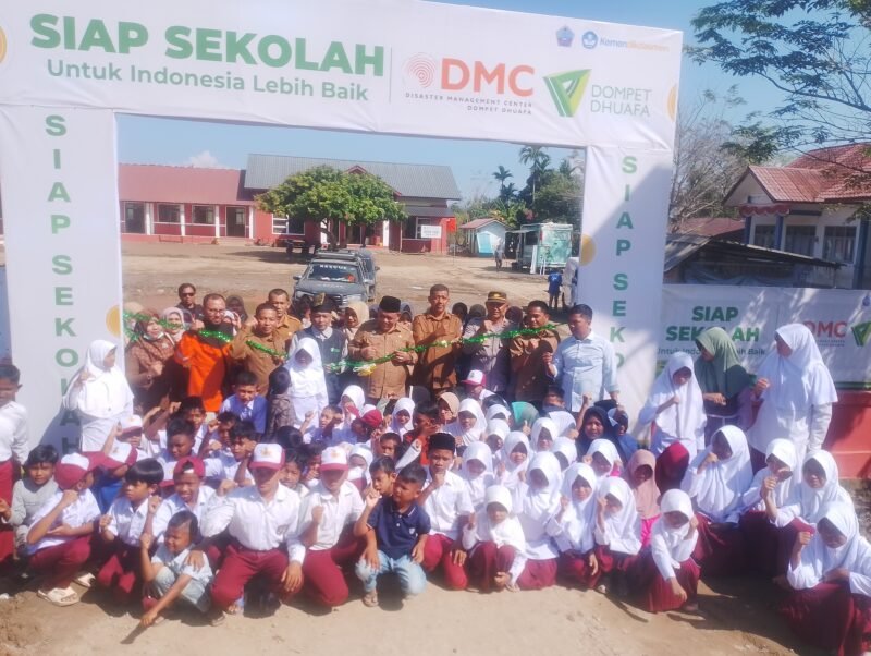 Murid - Murid SD N 3 Meurah Dua, Pidie Jaya Foto Bersama Dalam Launching Siap  Sekolah yang di prakarsai oleh Dompet Dhuafa, Senin (12/1/2026). Foto:Dok/Muhammad Rissan 