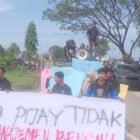 Masa Aliansi Masyarakat Pidie Jaya gelak aksi unjuk rasa tuntut transparansi penanganan Bencana banjir, Kompleks Perkantoran Cot Trieng. Senin (9/2/2026).foto:Dok/Muhammad Rissan 