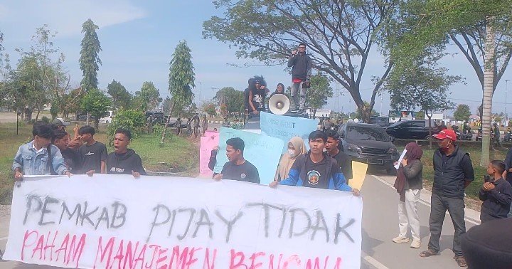 Masa Aliansi Masyarakat Pidie Jaya gelak aksi unjuk rasa tuntut transparansi penanganan Bencana banjir, Kompleks Perkantoran Cot Trieng. Senin (9/2/2026).foto:Dok/Muhammad Rissan 