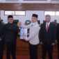 Bupati Aceh Besar Muharram Idris menyerahkan Laporan Keterangan Pertanggungjawaban (LKPJ) Tahun Anggaran 2025 dalam Rapat Paripurna ke-2 masa persidangan III tahun sidang 2025–2026 kepada ketua DPRK Aceh Besar, di ruang sidang DPRK Aceh Besar, Kota Jantho, Senin (06/04/2026).