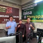 Suasana siaran edukatif “Jaksa Menyapa” yang digelar Kejaksaan Negeri Aceh Besar, di Radio Panglima Polem 104.0 MHz FM, Kota Jantho, Aceh Besar, Rabu (08/04/2026).