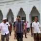 Mualem memantau pembangunan Masjid Baitul Muttaqin yang hampir selesai di Aceh Utara, Minggu (05/04/2026). Foto: Dok. Istimewa