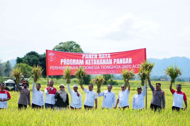 Asisten II Sekdakab Aceh Besar Bidang Perekonomian dan Pembangunan, M Ali SSos MSi menghadiri Panen Raya Program Ketahanan Pangan yang digelar Perhimpunan Indonesia Tionghoa Aceh bersama petani di Gampong Terebeuh, Kota Jantho, Rabu (08/04/2026). 
