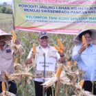 Bupati Aceh Besar Muharram Idris bersama Ketum Tani Merdeka Teuku Don Muzakir Panen Raya Jagung di Gampong Cot Kareung, Kecamatan Indrapuri, Rabu (08/04/2026).