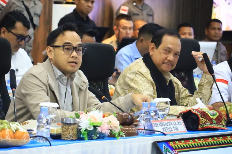 Tim Komisi III DPR RI bersama jajaran Polda Aceh mengikuti pertemuan monitoring implementasi KUHP dan KUHAP di Aula Presisi Polda Aceh, Banda Aceh, Jumat (10/04/2026). Foto: (Humas Polda Aceh).