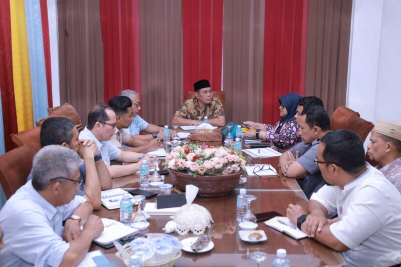Bupati Aceh Besar Muharram Idris memimpin rapat persiapan pembangunan Sekolah Rakyat (SR) bersama Kasatker Pelaksanaan Strategis Kementerian PUPR, jajaran Pemerintah Kabupaten Aceh Besar, serta perwakilan Dinas Sosial Aceh di Gedung Dekranasda Aceh Besar, Kecamatan Ingin Jaya, Jumat (10/04/2026). 