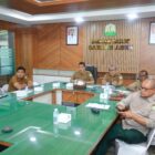 Sekda Aceh, M. Nasir, S.IP, MPA di dampingi SKPA terkait memimpin Rakor via zoom meeting bersama Tim SAR & BMKG di ruang rapat kerja Sekda Aceh, Senin, 13 April 2026.