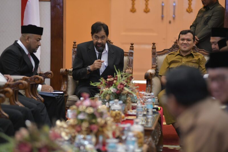 Gubernur Aceh Muzakir Manaf, Selaku Pemegang Saham didampingi Wakil Gubernur Aceh, Fadhlullah, SE, Sekda Aceh, M. Nasir Rapat RUPS Bank Aceh Syariah dengan Bupati/Walikota Yang Merupakan Pemegang Saham Kabupaten /Kota Se-Aceh , di pendopo Gubernur Aceh, Senin, 13/04/2026.