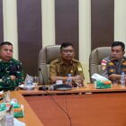Kepala Dinas Pangan Aceh Besar Alyadi, S.Pi., beserta unsur Forkopimda dan anggota PPID Aceh Besar mengikuti secara virtual dari Kantor Bupati Aceh Besar, Kota Jantho, Senin (13/04/2026).