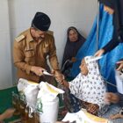Camat Kuta Baro, Zahrul Fuadi, SE., MM serahkan bantuan BCP dari Kementerian Sosial kepada masyarakat di Meunasah Gampong Lambaet, Kecamatan Kuta Baro, Kabupaten Aceh Besar, Selasa (14/04/2026). 