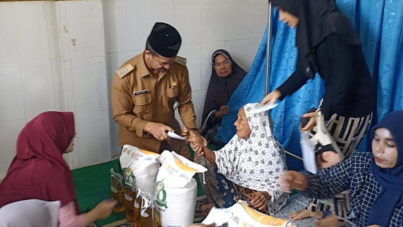 Camat Kuta Baro, Zahrul Fuadi, SE., MM serahkan bantuan BCP dari Kementerian Sosial kepada masyarakat di Meunasah Gampong Lambaet, Kecamatan Kuta Baro, Kabupaten Aceh Besar, Selasa (14/04/2026).