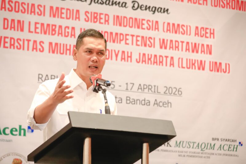 Sekda Aceh M. Nasir menyampaikan sambutan pada kegiatan Uji Kompetensi Wartawan (UKW) dan Seminar Nasional Asosiasi Media Siber Indonesia (AMSI) Aceh Tahun 2026 yang digelar di Hotel Ayani, Banda Aceh, Rabu (15/04/2026). Foto: (Humas Aceh).