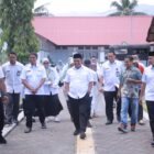Bupati Aceh Besar H Muharram Idris bersama rombongan saat mengunjungi Sekolah Rakyat pada UPT Sentra Darussa’adah Aceh Besar, di Jalan Soekarno–Hatta, Gampong Tingkeum, Kecamatan Darul Imarah, Rabu (15/04/2026).