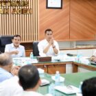 Wakil Gubernur Aceh, Fadhlullah (Dek Fadh), didampingi Sekda Aceh, Nasir Syamaun, memimpin rapat koordinasi bersama para guru besar dan akademisi di Ruang Rapat Sekda Aceh, Banda Aceh, Rabu (15 April 2026).