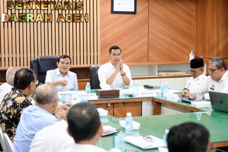 Wakil Gubernur Aceh, Fadhlullah (Dek Fadh), didampingi Sekda Aceh, Nasir Syamaun, memimpin rapat koordinasi bersama para guru besar dan akademisi di Ruang Rapat Sekda Aceh, Banda Aceh, Rabu (15 April 2026).