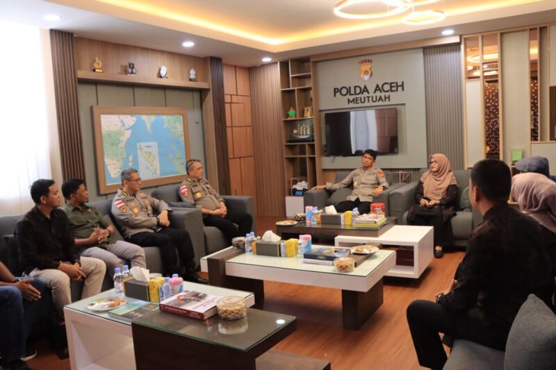 Kapolda Aceh Irjen Pol. Drs. Marzuki Ali Basyah, M.M., menerima audiensi Dekan dan jajaran Fakultas Hukum Universitas Muhammadiyah Aceh di ruang kerjanya, Mapolda Aceh, Kamis (16/04/2026). Foto: (Humas Polda Aceh).
