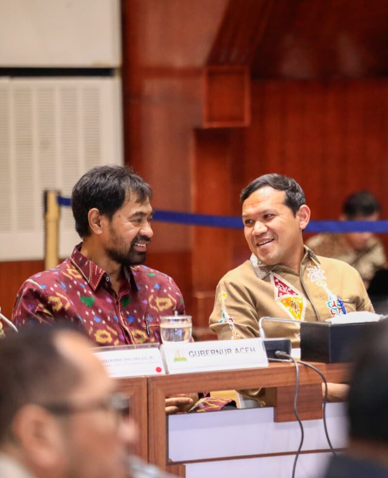 Gubernur Aceh, Muzakir Manaf (Mualem) di dampingi Dek Fadh pada acara konsultasi perubahan Undang-Undang Nomor 11 Tahun 2006 tentang Pemerintah Aceh (UUPA) minta Dana Otsus minimal sebesar 2,5%. Anjong Mon Mata, Banda Aceh, Kamis (16/04/2006).