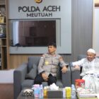 Kapolda Aceh Irjen Pol. Drs. Marzuki Ali Basyah, M.M., menerima audiensi Abu Paya Pasi yang juga Imam Besar Masjid Raya Baiturrahman di ruang kerjanya, Mapolda Aceh, Kamis (16/04/2026). Foto: (Humas Polda Aceh).