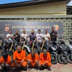 Satreskrim Polresta Banda Aceh menunjukkan sejumlah barang bukti sepeda motor hasil curian serta para tersangka yang berhasil diamankan dalam pengungkapan kasus pencurian dan penadahan kendaraan bermotor di Banda Aceh.Foto: (Humas Polresta Banda Aceh).