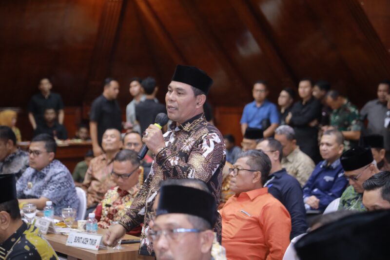 Bupati Aceh Besar Muharram Idris atau Syeh Muharram menyampaikan pendapat pada pertemuan Badan Legislasi DPR RI dengan Pemerintah Aceh terkait perubahan UU No. 11/2006 yang berlangsung di Anjong Mon Mata, Kompleks Pendopo Gubernur Aceh di Banda Aceh, Kamis (16/04/2026).