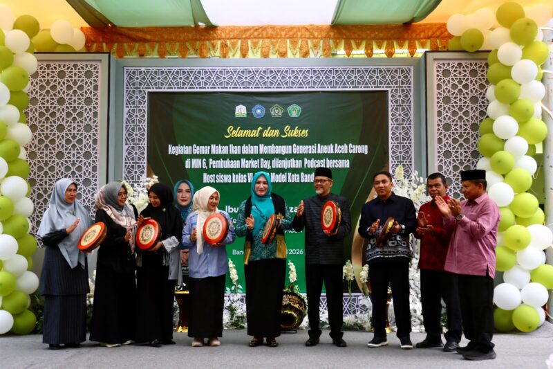 Ketua TP PKK Aceh Marlina Muzakir, selaku Ketua Forum Peningkatan Konsumsi Ikan (Forikan) Aceh, berkunjung ke Madrasah Ibtidaiyah Negeri 6 MIN Model Banda Aceh untuk mengkampanyekan Gerakan Memasyarakatkan Makan Ikan (Gemarikan), Sabtu (18/04/2026).