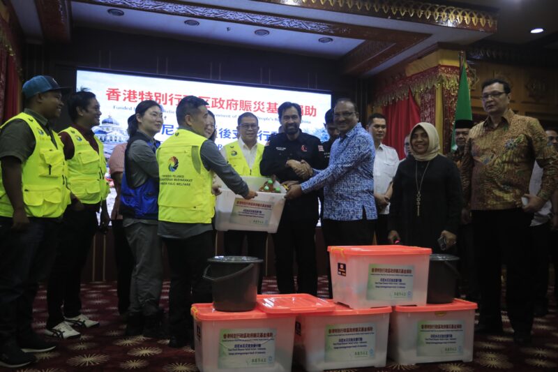 Gubernur Aceh, Muzakir Manaf di dampingi Ketua DPRA Zulfadli, Sekda Aceh M. Nasir, S.IP, MPA menerima secara simbolis bantuan Kemanusiaan korban terdampak Bencana Hidrometeorologi oleh jaringan relawan International asal Tiongkok dan Malaysia, di Restoran Meuligoe Aceh, Sabtu,(18/04/ 2026).