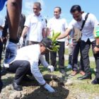 Wakil Bupati Aceh Besar Drs Syukri A Jalil didampingi Kepala DLH Aceh Besar Muwardi SH tanam pohon pada peringatan Hari Bumi tahun 2026, di pekarangan JSC, Kota Jantho, Rabu (22/04/2026).