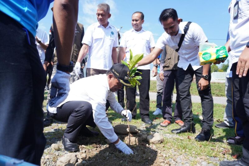 Wakil Bupati Aceh Besar Drs Syukri A Jalil didampingi Kepala DLH Aceh Besar Muwardi SH tanam pohon pada peringatan Hari Bumi tahun 2026, di pekarangan JSC, Kota Jantho, Rabu (22/04/2026).