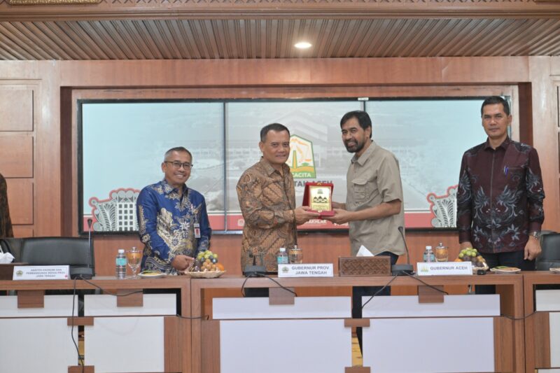 Gubernur Aceh Muzakir Manaf berjabat tangan dengan Gubernur Jawa Tengah Ahmad Luthfi usai penyerahan bantuan dalam kunjungan kerja di Gedung Serbaguna Sekretariat Daerah Aceh, Kamis (23/04/2026). Foto: (Humas Aceh).