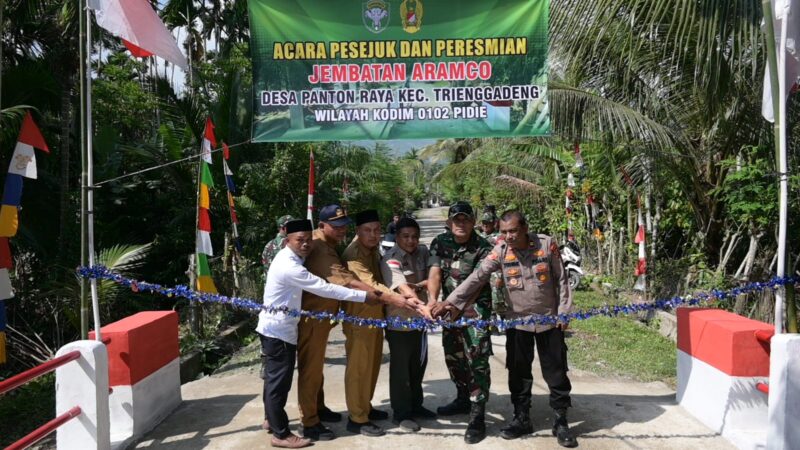 Pemotongan pita oleh unsur Muspika Kecamatan Trenggadeng atas Peresmian jembatan Aramco yang menghubungkan Desa Panton Raya dan Desa Tampui di Kecamatan Trenggadeng, Kabupaten Pidie Jaya, resmi kembali normal pada Senin (27/04/2026).foto:Ist 