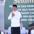 Bupati Aceh Besar, Muharram Idris (tengah), memberikan sambutan pada prosesi peusijuk dan pelepasan jamaah calon haji Kabupaten Aceh Besar tahun 1447 H/2026 M di Masjid Bustanul Jannah, Gampong Ajuen, Kecamatan Peukan Bada, Selasa (28/04/2026).