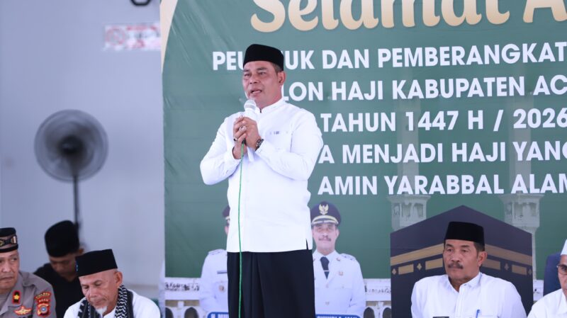 Bupati Aceh Besar, Muharram Idris (tengah), memberikan sambutan pada prosesi peusijuk dan pelepasan jamaah calon haji Kabupaten Aceh Besar tahun 1447 H/2026 M di Masjid Bustanul Jannah, Gampong Ajuen, Kecamatan Peukan Bada, Selasa (28/04/2026).