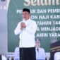 Bupati Aceh Besar, Muharram Idris (tengah), memberikan sambutan pada prosesi peusijuk dan pelepasan jamaah calon haji Kabupaten Aceh Besar tahun 1447 H/2026 M di Masjid Bustanul Jannah, Gampong Ajuen, Kecamatan Peukan Bada, Selasa (28/04/2026).