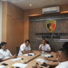Kasat Reskrim Polresta Banda Aceh Kompol Miftahuda Dizha Fezuono memimpin gelar perkara kasus penganiayaan bayi di sebuah daycare, di aula rapat Polresta, Rabu siang (29/04/2026). (Foto: Ist)