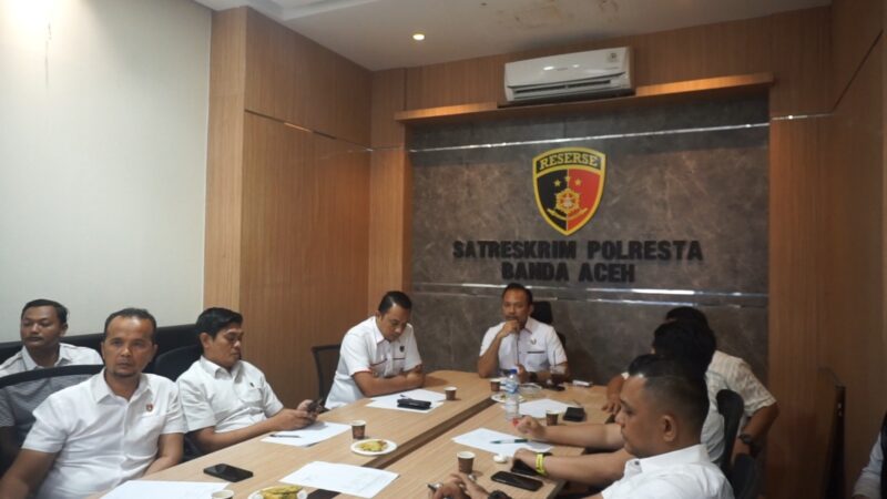 Kasat Reskrim Polresta Banda Aceh Kompol Miftahuda Dizha Fezuono memimpin gelar perkara kasus penganiayaan bayi di sebuah daycare, di aula rapat Polresta, Rabu siang (29/04/2026). (Foto: Ist)