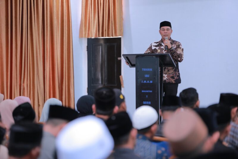 Bupati Aceh Besar H. Muharram Idris memberikan sambutan dan arahan sekaligus membuka kegiatan Bimtek Guru Pengajar Beut Kitab Bak Sikula, di Aula Disnaker Aceh Besar, Kota Jantho, Kamis ( 30/04/2026). 