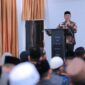 Bupati Aceh Besar H. Muharram Idris memberikan sambutan dan arahan sekaligus membuka kegiatan Bimtek Guru Pengajar Beut Kitab Bak Sikula, di Aula Disnaker Aceh Besar, Kota Jantho, Kamis ( 30/04/2026). 