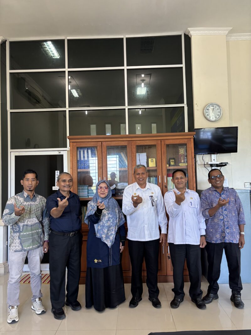 Plh Sekdakab Aceh Besar Abdullah SSos menerima audiensi Wakil Ketua Bidang Pengabdian pada Lembaga Penelitian dan Pengabdian kepada Masyarakat (LPPM) USK, Dr Dra Sulastri MSi di kantor Bupati Aceh Besar, Kota Jantho, Rabu (15/04/2026). 
