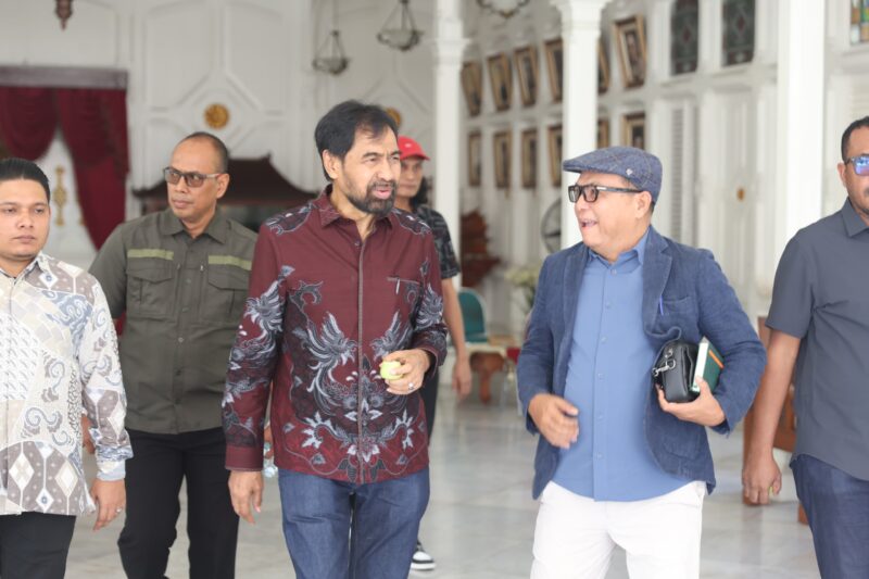 Juru Bicara Pemerintah Aceh, Dr Nurlis Effendi saat bersama Gubernur Aceh Muzakir Manaf di Pendopo Gubernur Aceh beberapa waktu lalu. Foto: (Humas Aceh).